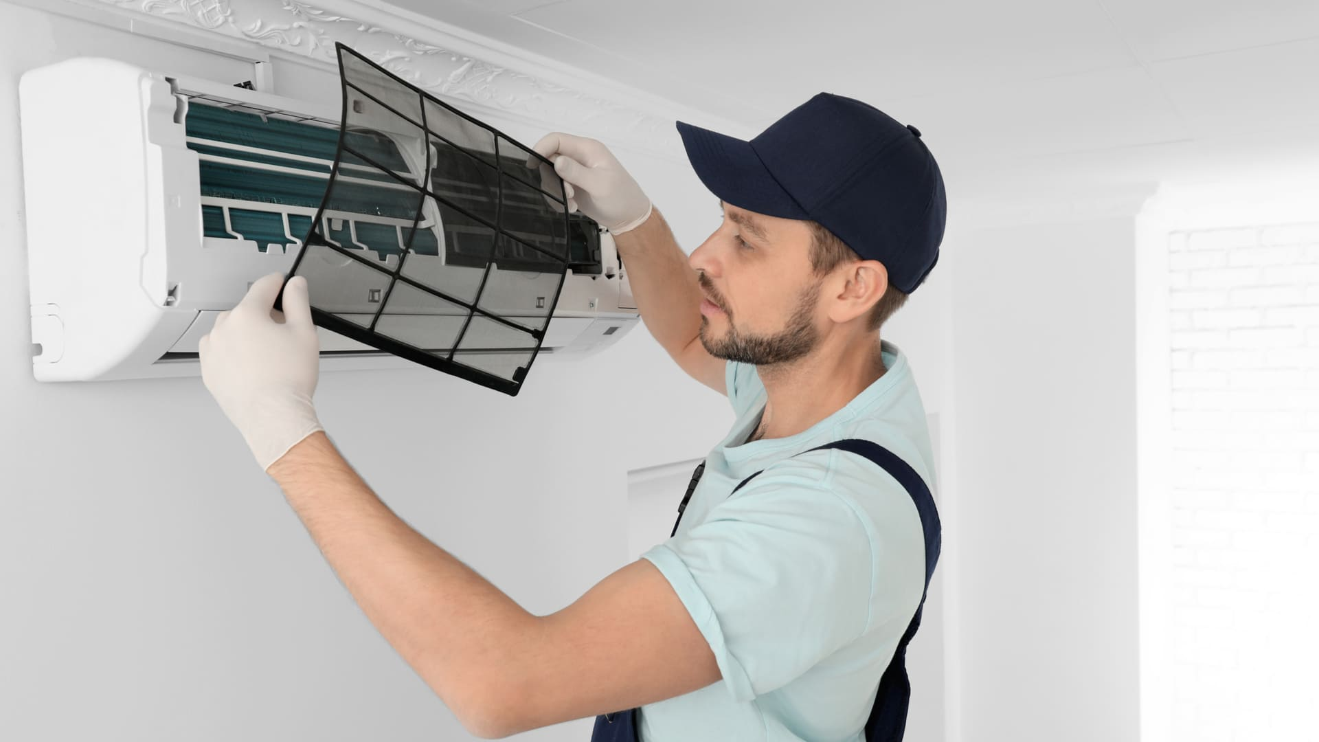 Técnico higienizando filtro de ar-condicionado split